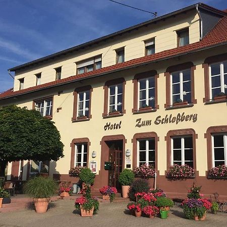 Hotel Restaurant Zum Schlossberg Wadern Exterior foto